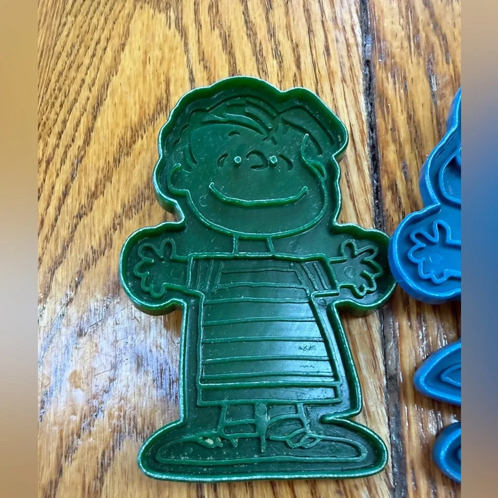 Charlie Brown Peanuts plastic cookie cutters.  Good condition. Set of four.
